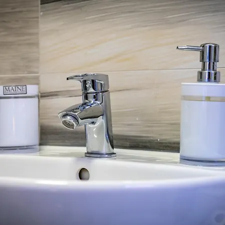 New Large Townhouse 3 Bedrooms 4 Beds And Parking Manchester