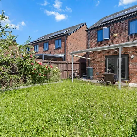 New Large Townhouse 3 Bedrooms 4 Beds And Parking