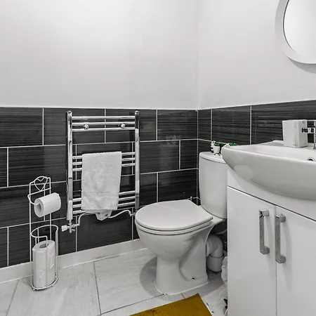 New Large Townhouse 3 Bedrooms 4 Beds And Parking بيت للعطل