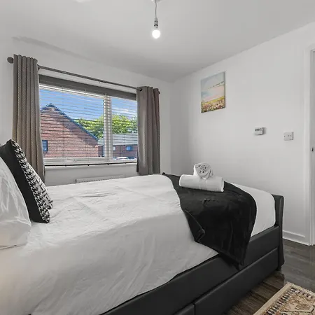 Casa de Férias New Large Townhouse 3 Bedrooms 4 Beds And Parking Manchester