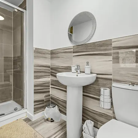 New Large Townhouse 3 Bedrooms 4 Beds And Parking Nyaraló Manchester