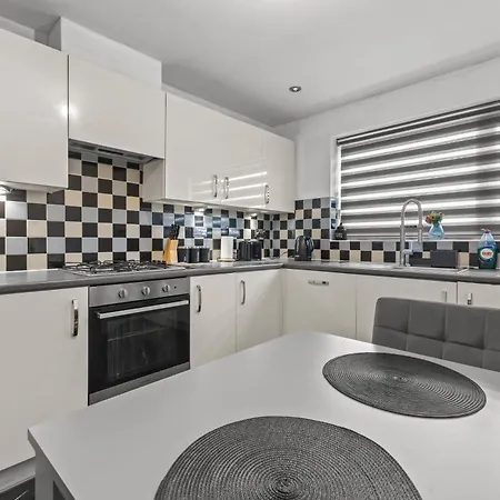 New Large Townhouse 3 Bedrooms 4 Beds And Parking *