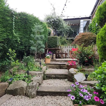 The Garden Apartment, Near Airport & Apartamento