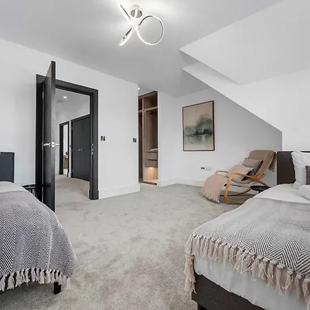 5 Bed Didsbury Garden Free Parking *