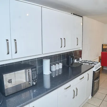 2dbed Close To Etihad Coop Live Holiday home