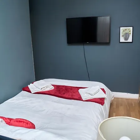 2dbed Close To Etihad Coop Live *