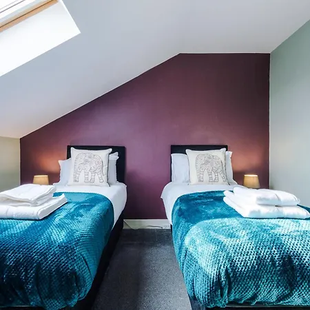 Spacious 4br In With Parking & Wi-fi Ferienhaus Manchester