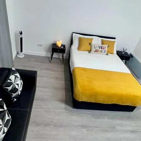 Studio- Great Location- M U F C- Old Trafford Mcr