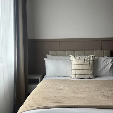 Sleeps 4 + Free Parking *