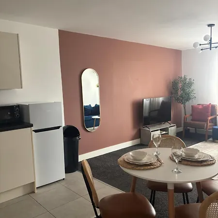 Stylish 2 Beds W/ Free Parking Near Old Trafford Manchester