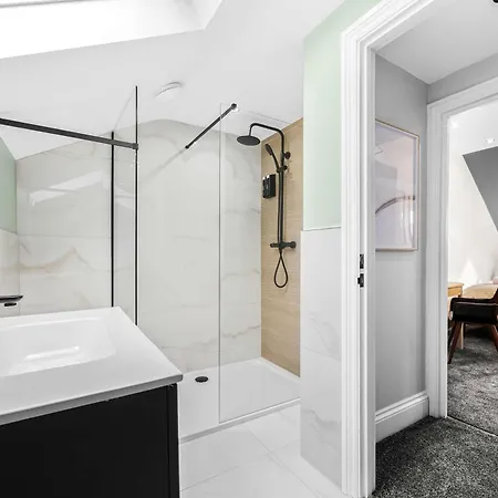 Sleeps 14 The Old Trafford Family Zen By Genesis Living بيت للعطل *
