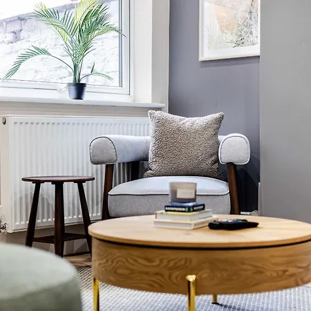 Sleeps 14 The Old Trafford Family Zen By Genesis Living * مانشستر