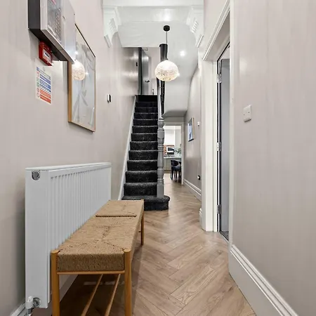 Sleeps 14 The Old Trafford Family Zen By Genesis Living Manchester