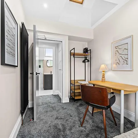 Holiday home Sleeps 14 The Old Trafford Family Zen By Genesis Living *