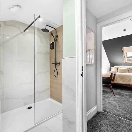 بيت للعطل Sleeps 14 The Old Trafford Family Zen By Genesis Living مانشستر