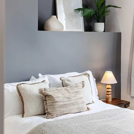 Sleeps 14 The Old Trafford Family Zen By Genesis Living * Манчестер