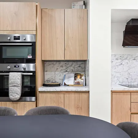 Sleeps 14 The Old Trafford Family Zen By Genesis Living Tatil Evi