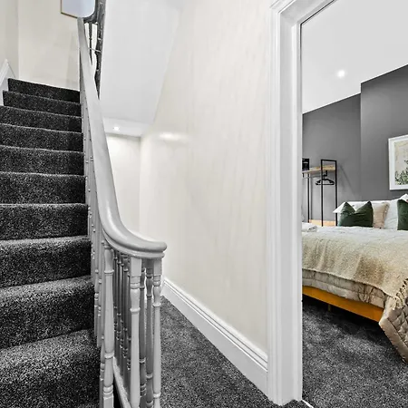 Дом отдыха Sleeps 14 The Old Trafford Family Zen By Genesis Living *
