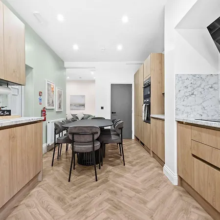 Sleeps 14 The Old Trafford Family Zen By Genesis Living Tatil Evi Manchester