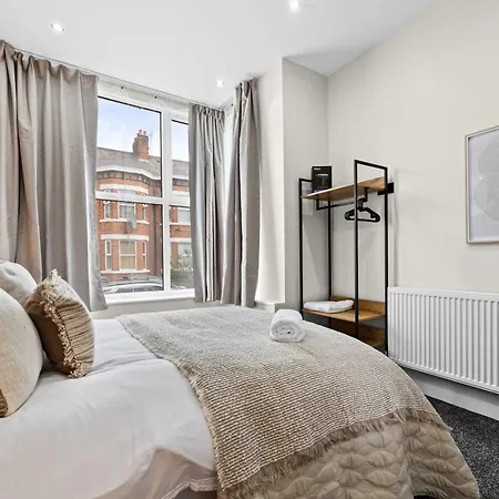 Sleeps 14 The Old Trafford Family Zen By Genesis Living