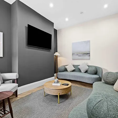 Sleeps 14 The Old Trafford Family Zen By Genesis Living بيت للعطل