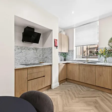 Tatil Evi Sleeps 14 The Old Trafford Family Zen By Genesis Living *