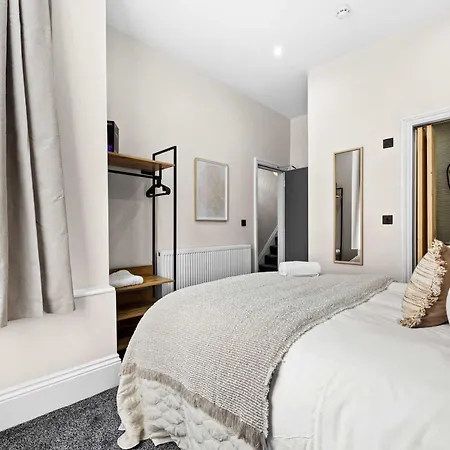 Дом отдыха Sleeps 14 The Old Trafford Family Zen By Genesis Living *