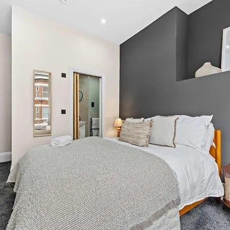 Sleeps 14 The Old Trafford Family Zen By Genesis Living Manchester