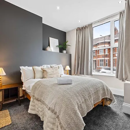Sleeps 14 The Old Trafford Family Zen By Genesis Living 度假居