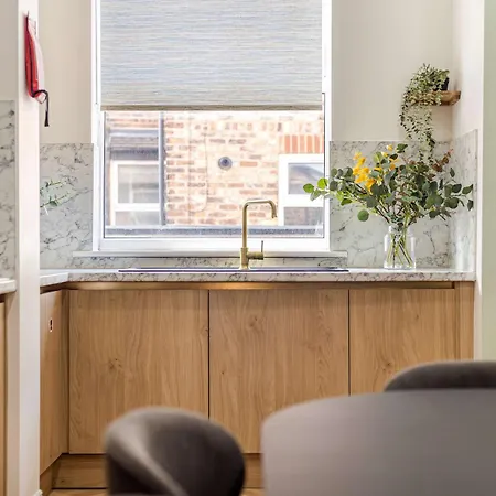 Sleeps 14 The Old Trafford Family Zen By Genesis Living Casa vacanze *