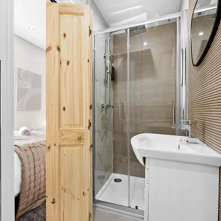 Sleeps 14 The Old Trafford Family Zen By Genesis Living مانشستر