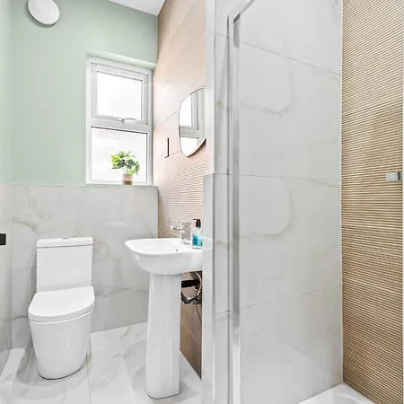 Sleeps 14 The Old Trafford Family Zen By Genesis Living * مانشستر