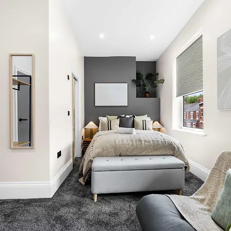 Sleeps 14 The Old Trafford Family Zen By Genesis Living