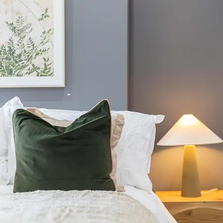Sleeps 14 The Old Trafford Family Zen By Genesis Living 펜션 맨체스터