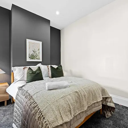 Sleeps 14 The Old Trafford Family Zen By Genesis Living بيت للعطل