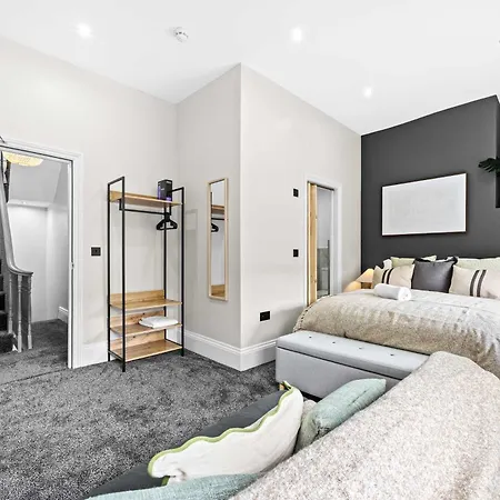 Sleeps 14 The Old Trafford Family Zen By Genesis Living بيت للعطل مانشستر