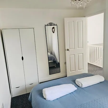 Stylish 3 Bed With Garden & Free Parking *