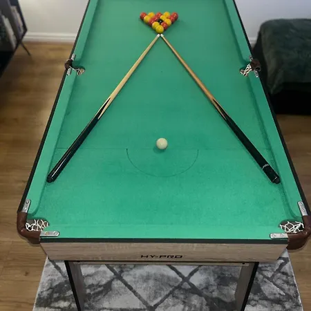 Stylish 3 Bed With Garden & Free Parking