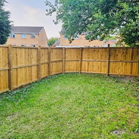 Stylish 3 Bed With Garden & Free Parking Holiday home Manchester