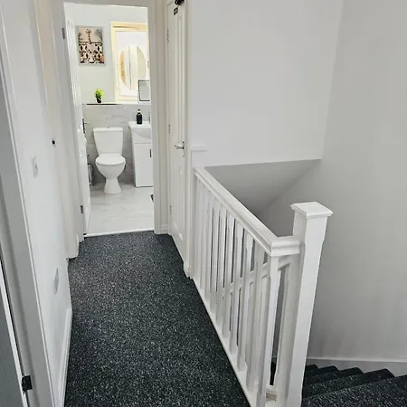 Stylish 3 Bed With Garden & Free Parking