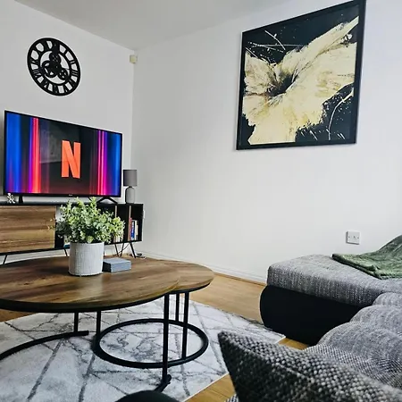 Stylish 3 Bed With Garden & Free Parking *