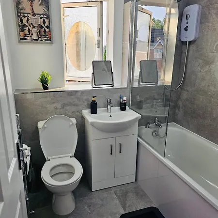 Stylish 3 Bed With Garden & Free Parking Manchester