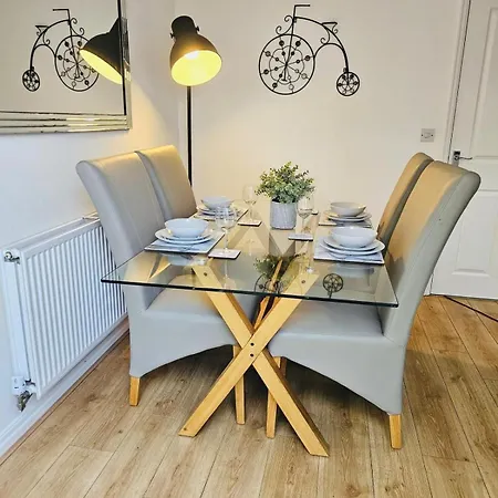 Stylish 3 Bed With Garden & Free Parking *