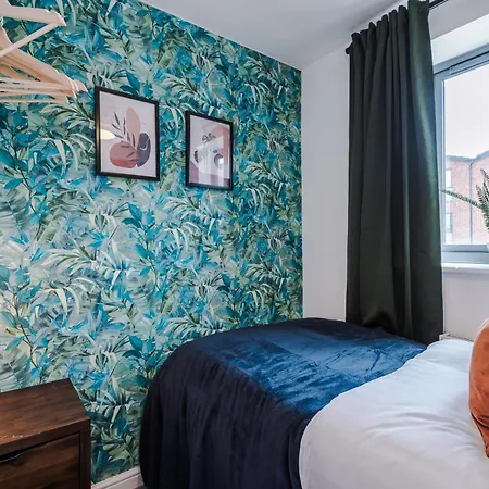 Stunning House By Purestay - 8 Beds With Free Parking بيت للعطل *