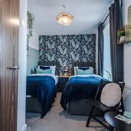 Stunning House By Purestay - 8 Beds With Free Parking