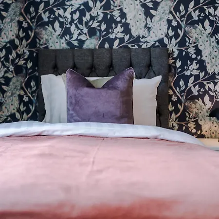 Stunning House By Purestay - 8 Beds With Free Parking *