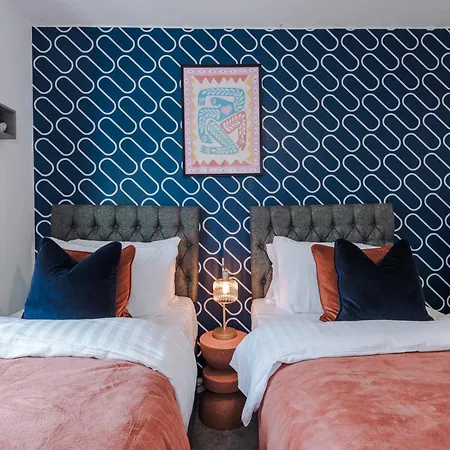 Stunning House By Purestay - 8 Beds With Free Parking Manchester