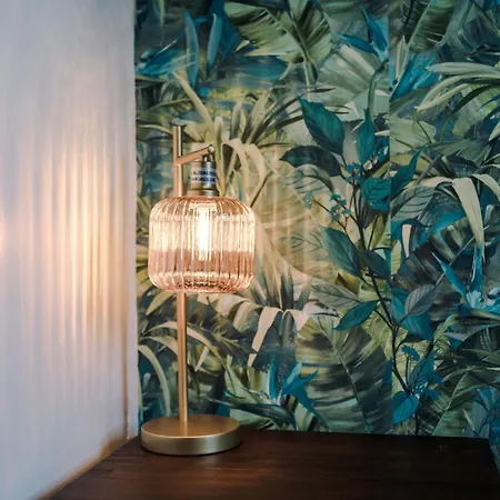 Stunning House By Purestay - 8 Beds With Free Parking بيت للعطل