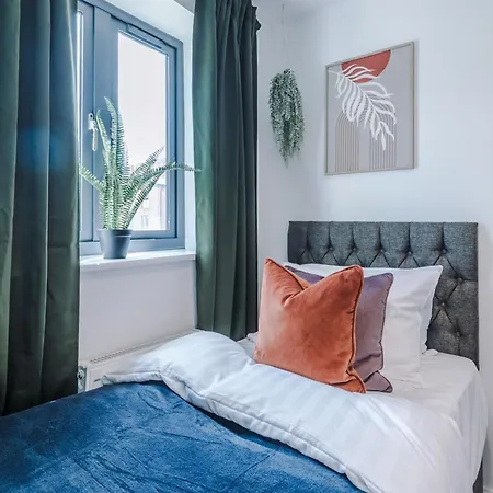 بيت للعطل Stunning House By Purestay - 8 Beds With Free Parking مانشستر