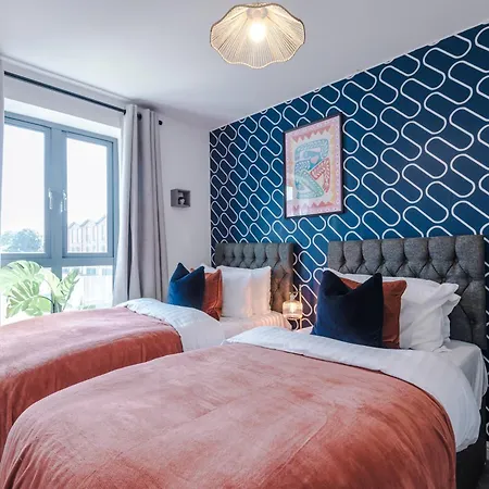 Stunning House By Purestay - 8 Beds With Free Parking مانشستر